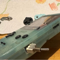 Jogador compra Game Boy usado com interruptor misterioso na lateral – e descobre que ele é bastante útil 