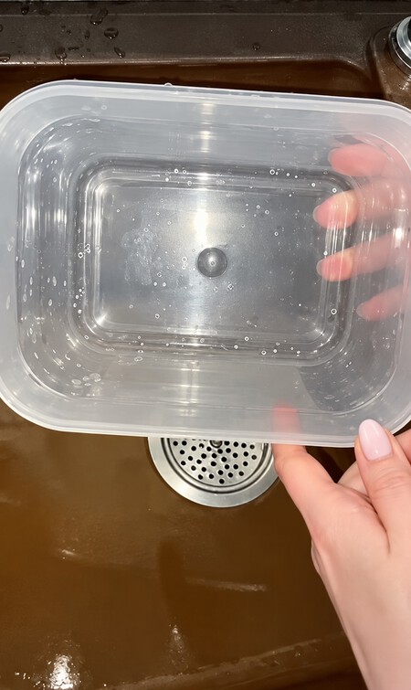 Tupper De Plastico Sobre Fregadero Mojado