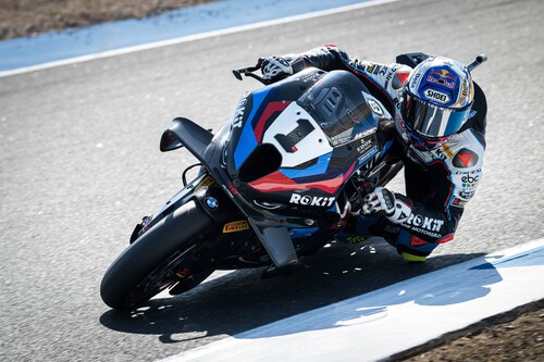 Toprak Razgatlioglu encarrila su tercer título de Superbikes resistiendo el empuje de Nicolò Bulega en Estoril 