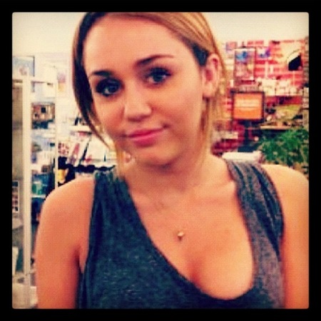 Miley Cyrus no lo tiene claro: ¿casada?, ¿soltera?, ¿abducida por los alienígenas?