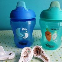 Unos padres avisan de la guarrada que encontraron al desmontar un vaso de aprendizaje infantil