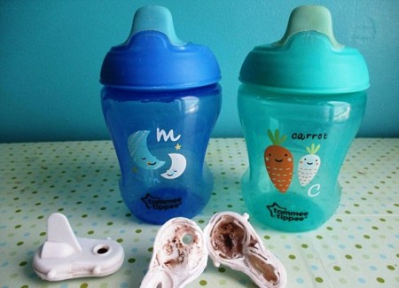 Unos padres avisan de la guarrada que encontraron al desmontar un vaso de aprendizaje infantil