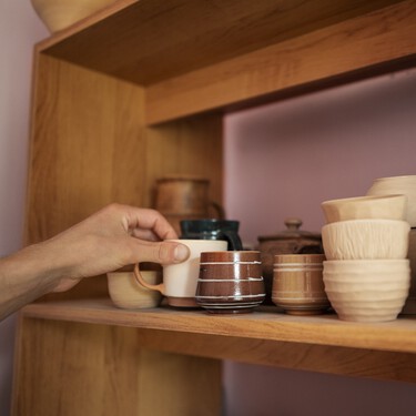 Cómo hacer unas bonitas macetas usando esas tazas de desayuno viejas que nunca usas 