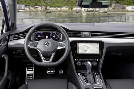 Volkswagen Passat Variant interior 2020