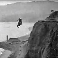 Hace casi 100 años un hombre se tiró en paracaídas con una moto para batir un récord. No se mató, pero le faltó poco 