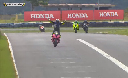 Fail, nivel: perder la carrera por celebrar la victoria antes de tiempo en el campeonato de Superbikes brasileño