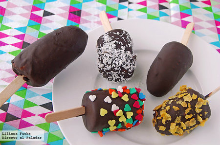Polos sencillos de plátano helado con chocolate. Receta