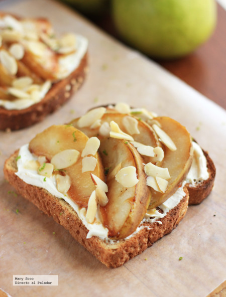 Pan tostado con peras, queso y almendras. Receta