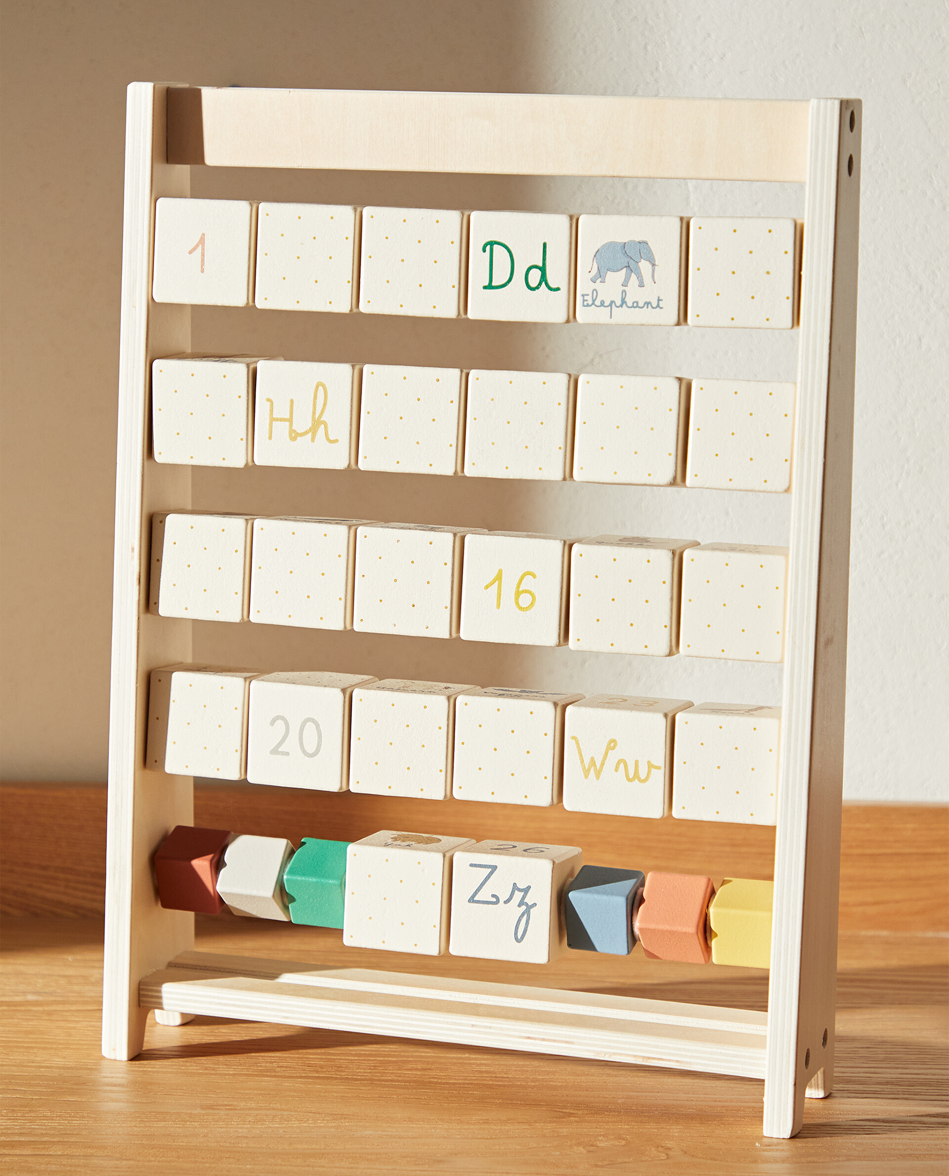 Abecedario de madera en inglés, para facilitar el aprendizaje de las letras y los números a los mas pequeños.