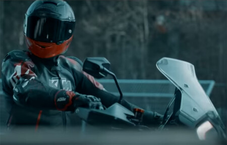 La nueva KTM 1290 Super Adventure viene dispuesta a todo, o eso nos hace pensar KTM con un teaser ¡en circuito!