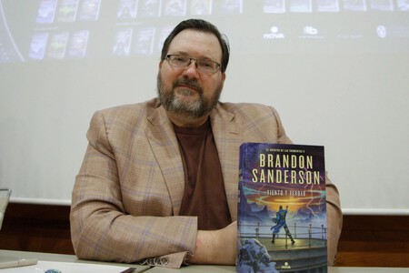 Brandon Sanderson em uma sessão de autógrafos na Espanha (Imagem: EFE)