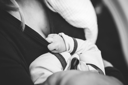 "Estoy obsesionada con que le pueda pasar algo a mi bebé": el trastorno obsesivo compulsivo en el postparto