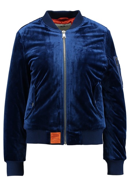 60% de descuento en la bomber Bear flight de la marca Bombers en Zalando: ahora cuesta 69,95 euros con envío gratis