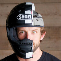 "Sin casco no hay gasolina". Es la última moda anti gamberros en las gasolineras, y funciona 