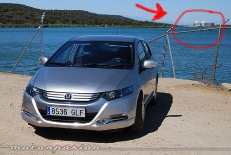 Honda Insight junto a la central nuclear de Almaraz