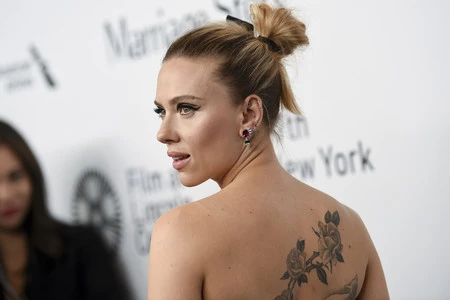 Scarlett Johansson decepciona con este Dior de color negro en el estreno de la película Marriage Story en Nueva York