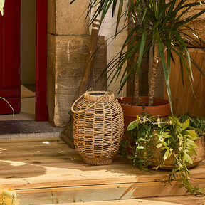 Leroy Merlin suma decoración bohemia al balcón o la terraza con este bonito farol solar de bambú que se enciende solo 