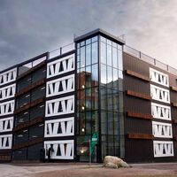 Suecia tenía un problema con el reciclaje de las palas de los aerogeneradores. Lo ha resuelto convirtiéndolas en un aparcamiento para 300 coches