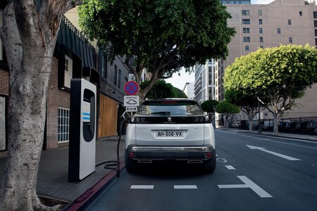 Los coches eléctricos e híbridos enchufables más vendidos en España en 2021: los SUV de Peugeot triunfan