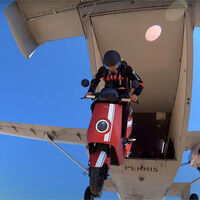 El scooter eléctrico más rápido del mundo es este NIU, aunque para alcanzar los 241 km/h lo han tirado desde un avión