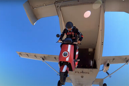 El scooter eléctrico más rápido del mundo es este NIU, aunque para alcanzar los 241 km/h lo han tirado desde un avión