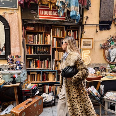 Mango triunfa con los vaqueros anchos en el color Pantone de 2026 que hacen tipazo y match con blusas elegantes 