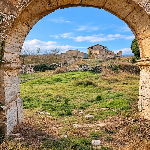 El pueblo abandonado de Burgos que Los Javis volvieron a habitar en 'La bola negra': siglos de historia y una iglesia expoliada 