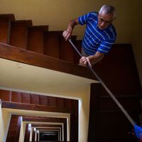 Una comunidad frena la instalación de un ascensor solicitado por una vecina de 82 años y la justicia lo avala: el proyecto tapaba las ventanas de otras viviendas y estrechaba las escaleras 