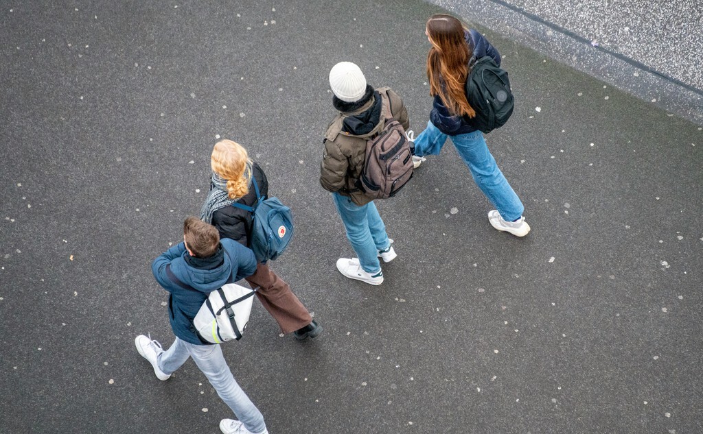 La generación Z llega tarde a menudo, pierde tiempo en hacer sus tareas y falta al trabajo por salud mental: lo dicen los estudios