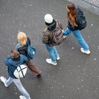 La generación Z llega tarde a menudo, pierde tiempo en hacer sus tareas y falta al trabajo por salud mental: lo dicen los estudios