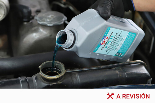 Echando Liquido Refrigerante