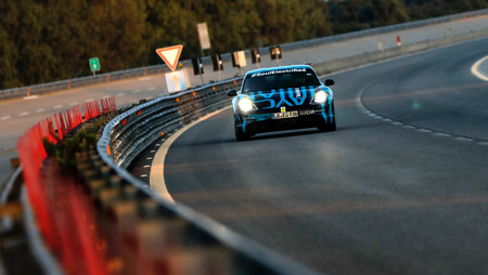 El Porsche Taycan ha preguntado "¿Qué es la ansiedad de rango?" Recorrió 3,424 km en 24 horas