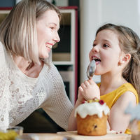 Siete recetas de bizcochos y magdalenas fáciles de hacer para sorprender a mamá en el Día de la Madre