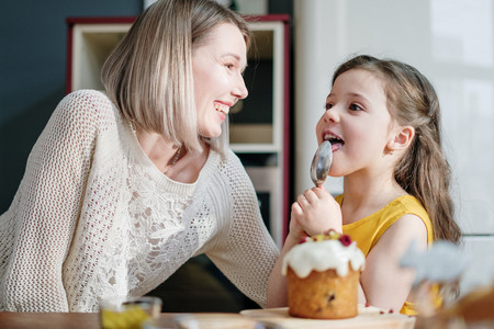 Siete recetas de bizcochos y magdalenas fáciles de hacer para sorprender a mamá en el Día de la Madre
