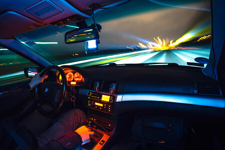 conduciendo de noche