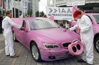 Greenpeace lleva sus coches rosa al salón de Frankfurt