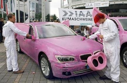 Greenpeace lleva sus coches rosa al salón de Frankfurt