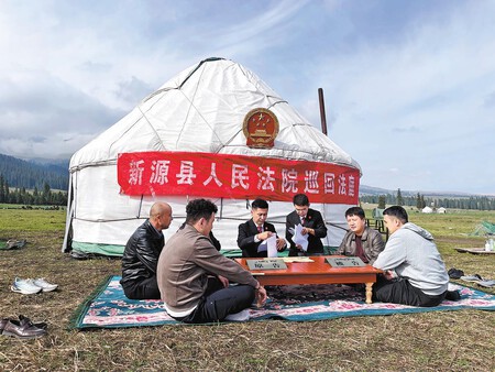 Juiz Aytnur Bolatbek mediando conflitos. Créditos: China Daily