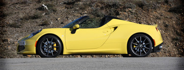 A prueba el Alfa Romeo 4C Spider, 240 caballos para 940 kilos de Ferrari en miniatura