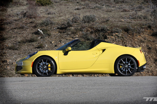 A prueba el Alfa Romeo 4C Spider, 240 caballos para 940 kilos de Ferrari en miniatura