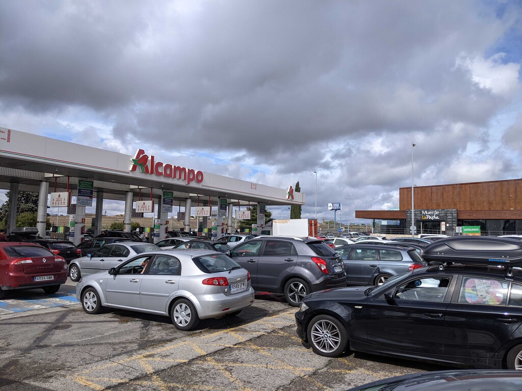 Vuelven las colas en los supermercados y en las gasolineras: la inflación activa el acopio de nuevo