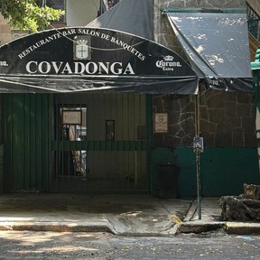 El fin de una era: el Salón Covadonga estrena fachada y las redes sociales no perdonan el parecido con una tienda de maquillaje