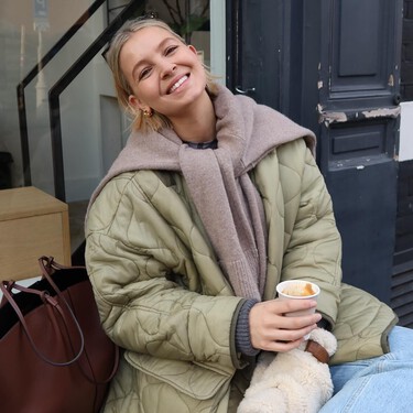 Acaba de llegar a Lefties el abrigo acolchado que lucirán las pijas del barrio de Salamanca: en marrón chocolate y por 40 euros