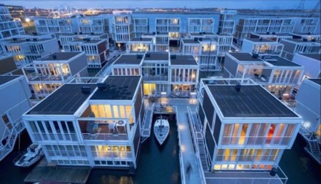 Escuelas, tiendas, restaurantes e incluso playas son 'casas flotantes' en el Distrito del Agua de Ámsterdam