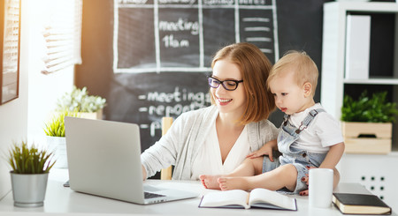 El formulario para la devolución del IRPF por maternidad está casi listo, aunque solo afectará al 17% de las madres