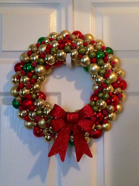 Crea coronas, centros de mesas y marcos con todas las esferas que te sobraron o se quedaron ‘huérfanas’