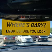El simple y genial recordatorio para colocar en el coche y así evitar olvidar a bebés y niños dentro
