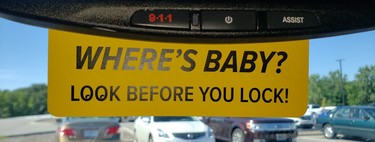 El simple y genial recordatorio para colocar en el coche y así evitar olvidar a bebés y niños dentro