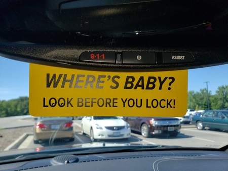 El simple y genial recordatorio para colocar en el coche y así evitar olvidar a bebés y niños dentro