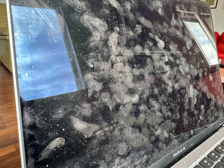 編集者のMacBook Airの画面が汚れている